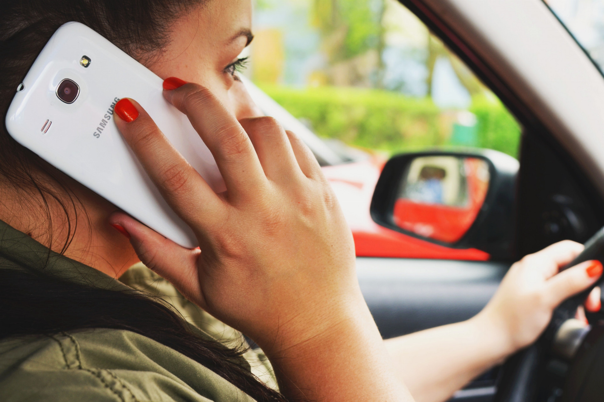 Mladí vodiči ešte poriadne nevedia ani zaradiť rýchlosť, a už majú v jednej ruke telefón, v druhej plechovku, medzi tým točia volantom, či fajčia. Netvrdíme, že sa to všetko nedá stíhať, hoci zákon vraví jasne. Vodič sa má venovať vedeniu vozidla a v prípade telefonovania je na mieste aj mastná pokuta. Každopádne, najprv je potrebné naučiť sa poriadne a plnohodnotne šoférovať.