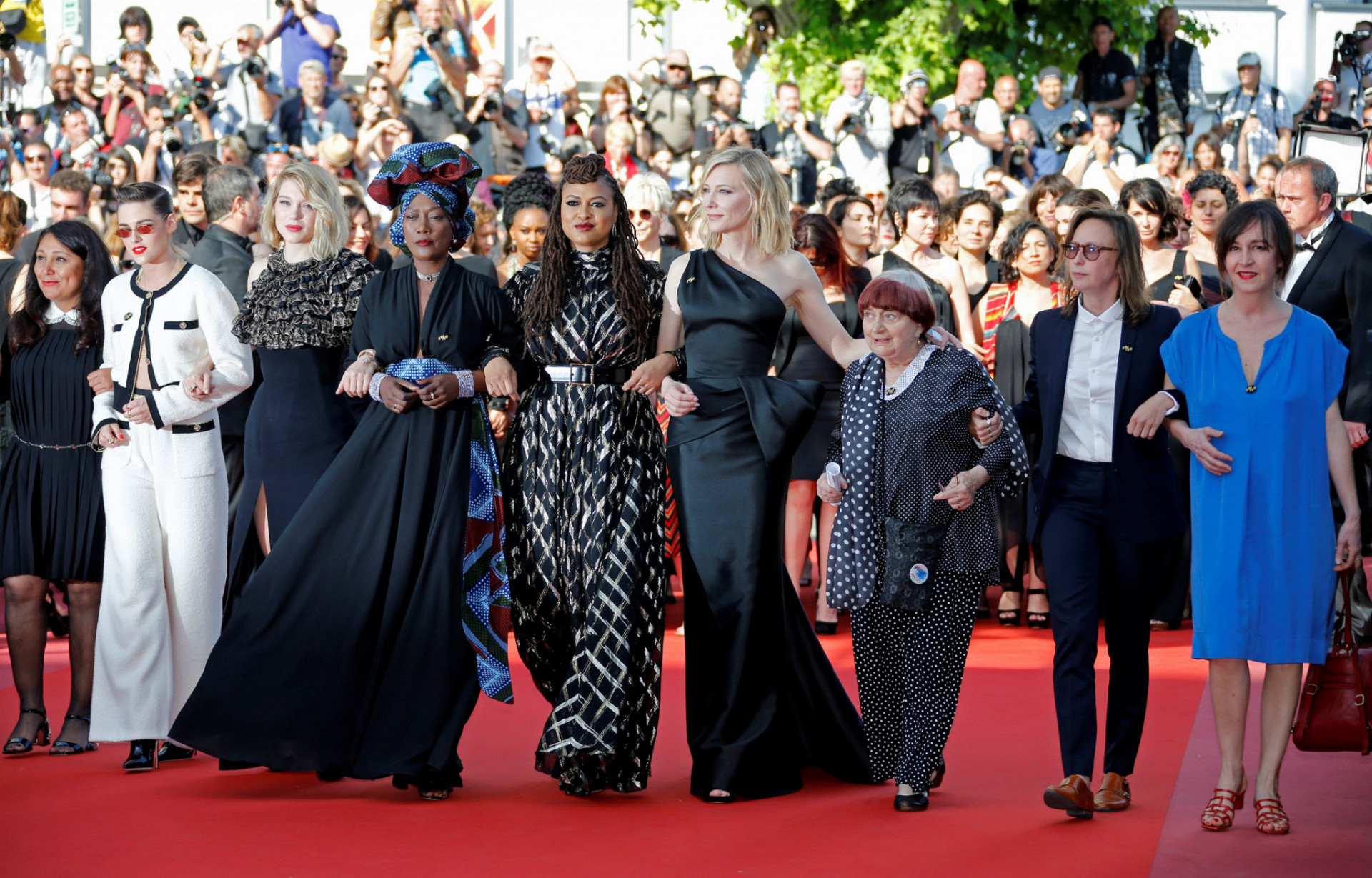 Pred slávnostnou filmu Les filles du soleil vystúpilo po schodoch potiahnutých červeným kobercom 82 žien.