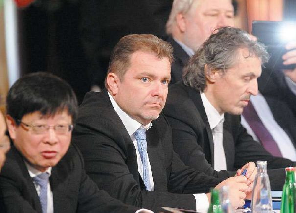 Patrik Tkáč (v strede) z J&amp;T chce v prípade urovnania sporu s Číňanmi spolupracovať aj naďalej.