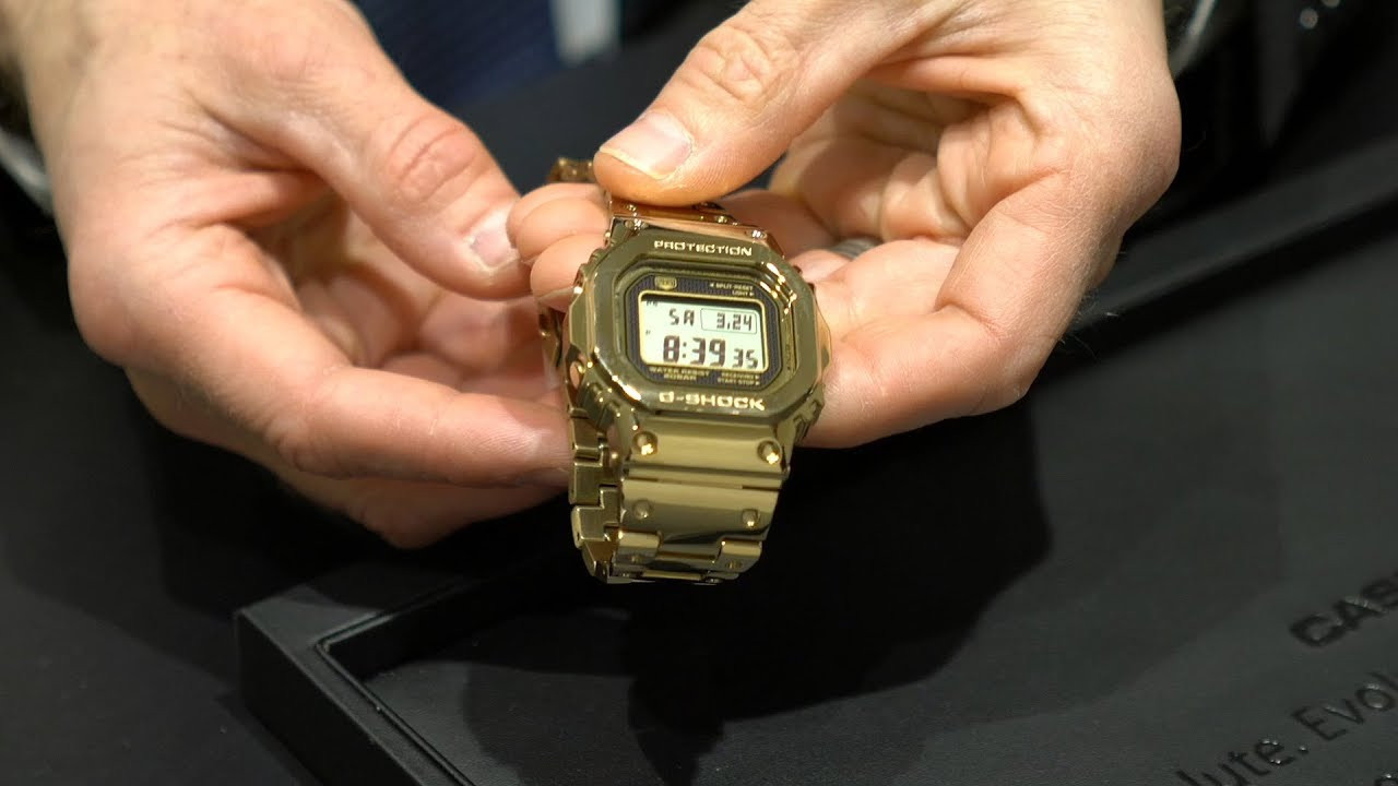 Model G-Shock má kultový klasický dizajn a môže sa pochváliť super LED iluminátorom a solárnou batériou. Sú to naozaj kvalitne prepracované hodinky, ktoré tvorí pozlátená oceľ a má impozantný náramok.
Cena: 600 dolárov (510 eur), gshock.com 