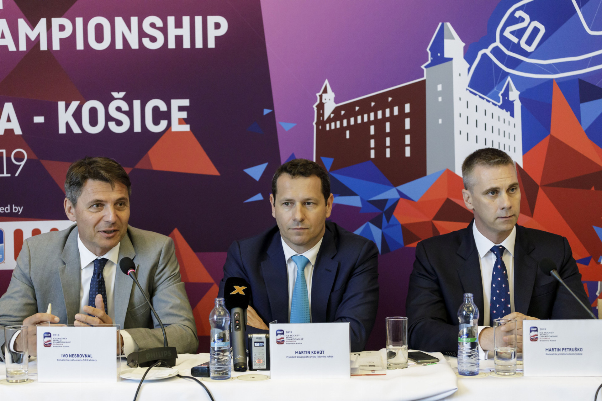 Na prvej tlačovej konferencii k budúcoročnému šampionátu v hokeji boli okrem šéfa zväzu Martina Kohúta (v strede) aj primátor Bratislavy Ivo Nesrovnal (vľavo) a námestník primátora Košíc Martin Petruško.