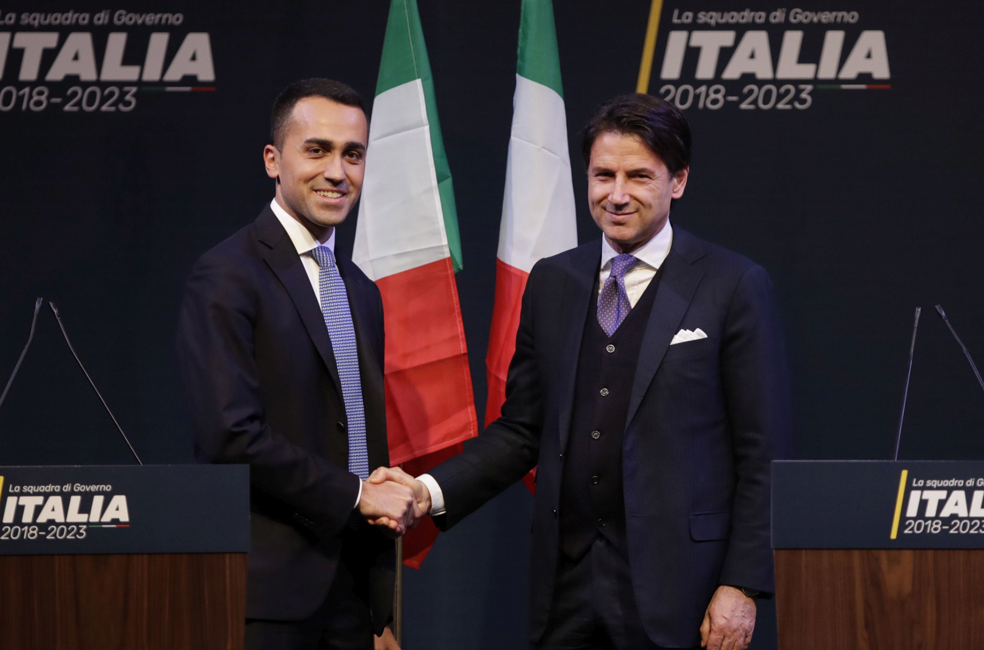 Šéf víťazného Hnutia piatich hviezd Luigi Di Maio (vľavo) tvrdí, že jediným kandidátom na premiéra je profesor správneho práva Giuseppe Conte.