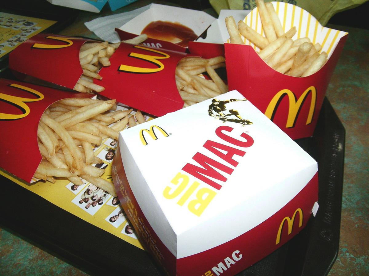 Slováci sa s prvým Big Macom stretli v októbri 1995 v Banskej Bystrici, kde otvorili prvú slovenskú reštauráciu. Ochutnať naozajstný burger prišlo až 3 536 nedočkavých zákazníkov, a to aj napriek tomu, že ponuka vtedy nepatrila k najlacnejším.

V roku 1995 zaplatil zákazník za Big Mac 55 korún, priemerná hrubá mzda pritom dosahovala asi 7 tisíc korún. Za štvrťstoročie burger zdražel o 35 korún (dnes je jeho cena 3 eurá), priemerná mzda oproti tomu vzrástla takmer štvornásobne.
