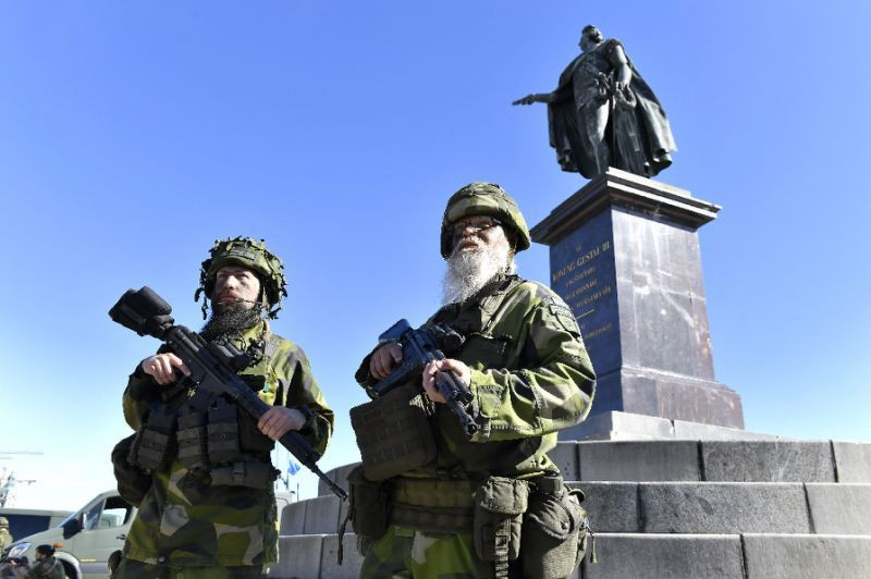 Severské krajiny sú odhodlané bojovať, ak budú musieť. Na snímke záložníci švédskej armády počas vojenského cvičenia pri príležitosti Národného dňa Švédska.