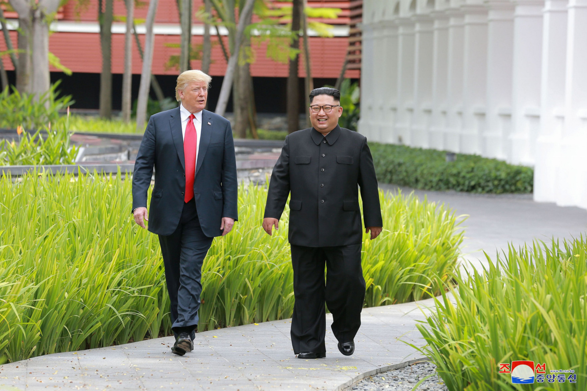 Obaja prezidenti sa zatiaľ na ďalšom vzájomnom rokovaní nedohodli. Donald Trump však povedal, že Kim Čong-una plánuje pozvať do Bieleho domu.