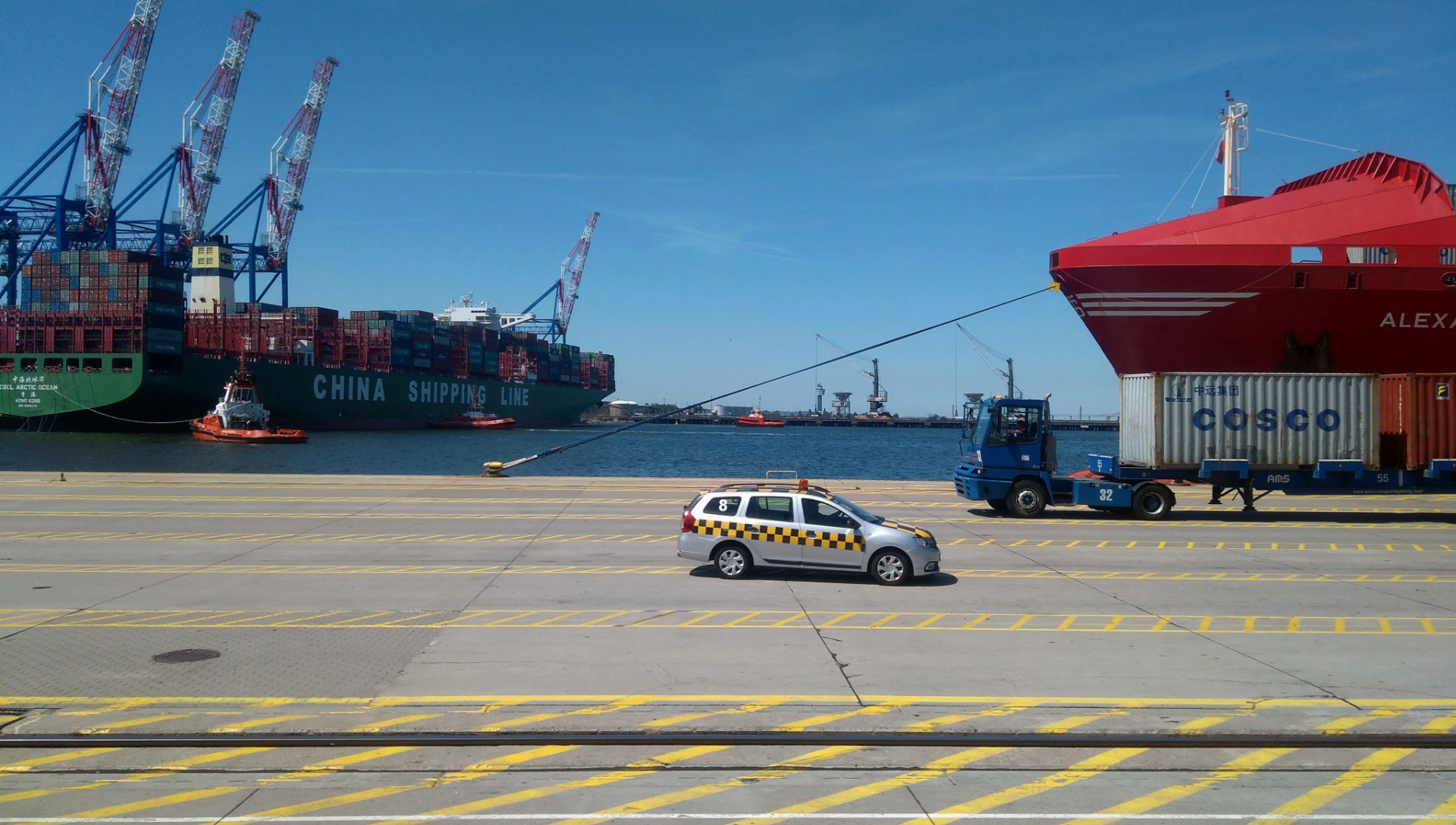 Najväčší kontajnerový terminál na Baltskom mori - Deepwater Container Terminal sa nachádza v Gdansku. Obsluhuje zaoceánske lode s dĺžkou viac ako 400 metrov. 