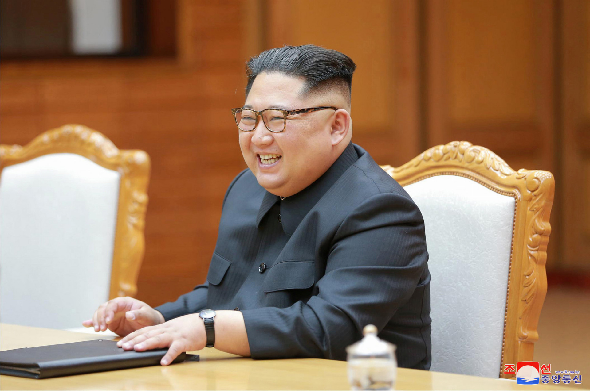 Severokórejský vodca Kim Čong-un si doviezol na summit v Singapure vlastnú prenosnú toaletu. Podľa juhokórejského denníka Čoson ilbo tak chce zabrániť tomu, aby cudzie rozviedky mohli zistiť podrobnosti o jeho zdravotnom stave.
Prenosné zariadenie ochráni "stolicu najvyššieho vodcu", aby sa k nej nedostali "odhodlaní čističi stôk", tvrdí denník.

Nielen pre KĽDR sú zrejme exkrementy ich najvyššieho predstaviteľa prísne stráženým tajomstvom. Je známe, že za éry sovietskeho vodcu Josifa Stalina analyzovali výkaly cudzích štátnikov ruskí vedci s cieľom zistiť o nich čo najviac podrobností.