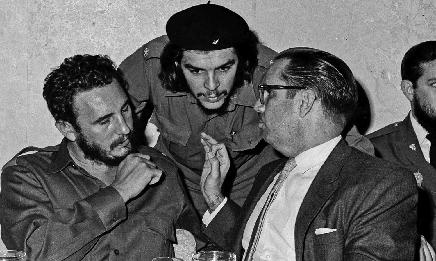 Fidel Castro (zľava), jeho spolubojovník a revolucionár Ernesto Che Guevara a kubánsky prezident Osvaldo Dorticos v Havane v roku 1960.