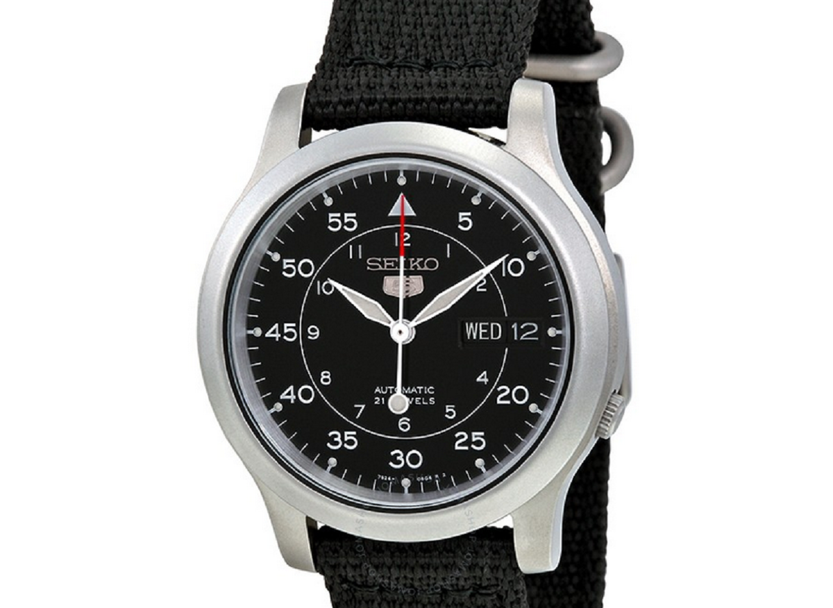 Zatiaľ čo kultúra hodiniek v posledných rokoch rastie na popularite, nemusí to nutne znamenať, že každý chce kráčať s modernými trendami. Ak muž doteraz hodinky nemal, ideálnou voľbou je práve tento typ, čiže moderné klasické Seiko 5 SNK809 hodinky. Napriek tomu, že patria medzi najlacnejšie mechanické hodinky na trhu, kvalitou nezaostávajú.
Seiko majú široký šikmý rám, otočný ciferník má klasický štýl Flieger typu B. Dizajn je kombináciou starého pilotného vzhľadu a vynikajúcej čitateľnosti na prvý pohľad. Je plnohodnotnou konkurenciou, čo sa kvality týka, oproti hodinkách, ktoré sú 20 krát drahšie.
Cena: 55,24 eur