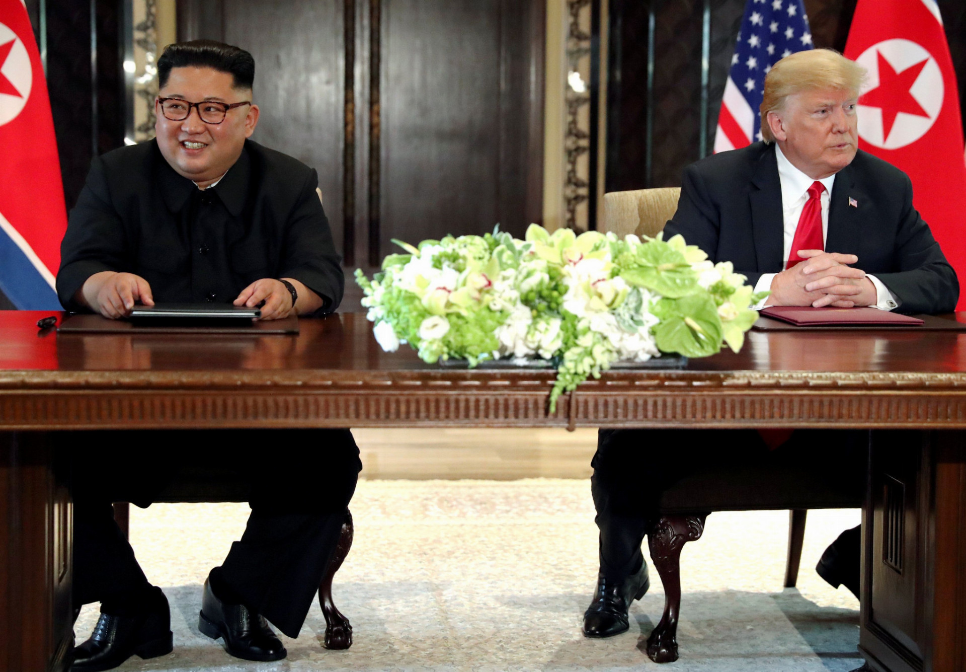 Severokórejský vodca Kim Čong-un a americký prezident Donald Trump na rozdiel od svojich predchodcov uzavreli dohodu pod drobnohľadom verejnosti.