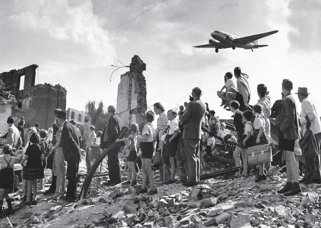 Americké lietadlá najprv Berlín ničili, potom jeho obyvateľom vozili pomoc.