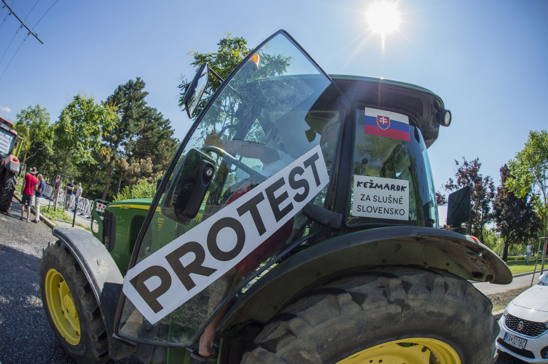 Na snímke nespokojní farmári dorazili na traktoroch pred Úrad vlády SR v Bratislave
