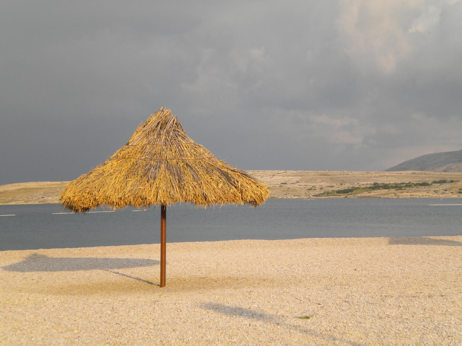 Pláž Zrće leží na ostrove Pag a je rozdelená pre neplavcov, pre deti a invalidov. Je jednou z najkrajších pláží Jadranu, čo si vyslúžila službami a čistotou vody. Je známa ale aj ako tzv. "párty pláž", kvôli svojim nekončiacim večierkom a diskotékam.