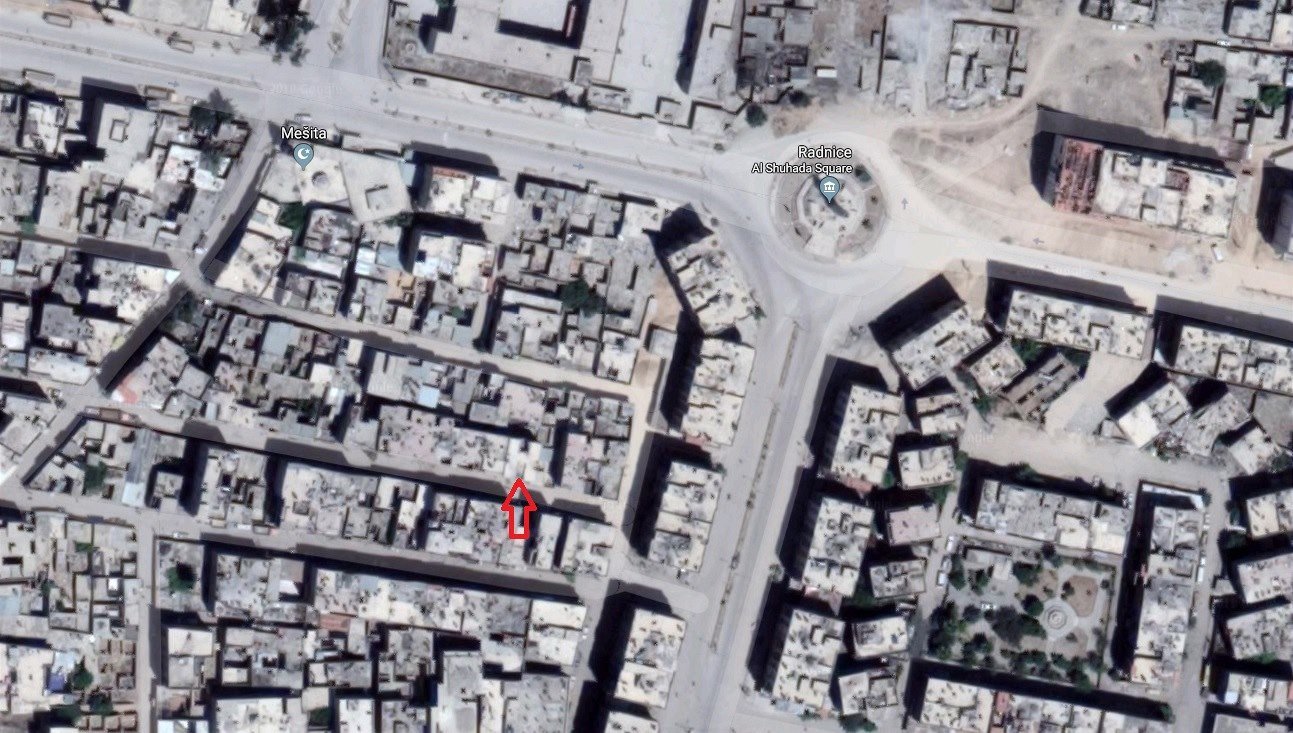 Satelitná snímka z mesta Duma. Šípka ukazuje dom, kam dopadla chemická bomba.