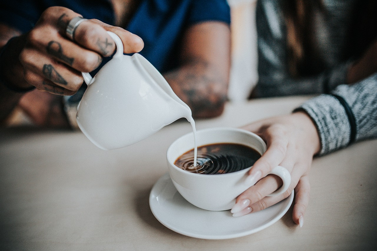 Nedávno sa dostal do médií článok o tom, že ľudia by nemali piť kávy s mliekom. Nikde v danom výskume ale nebolo spomenuté, akú kávu výskumníci používali pri tomto výskume a vlastne ani aké mlieko.
