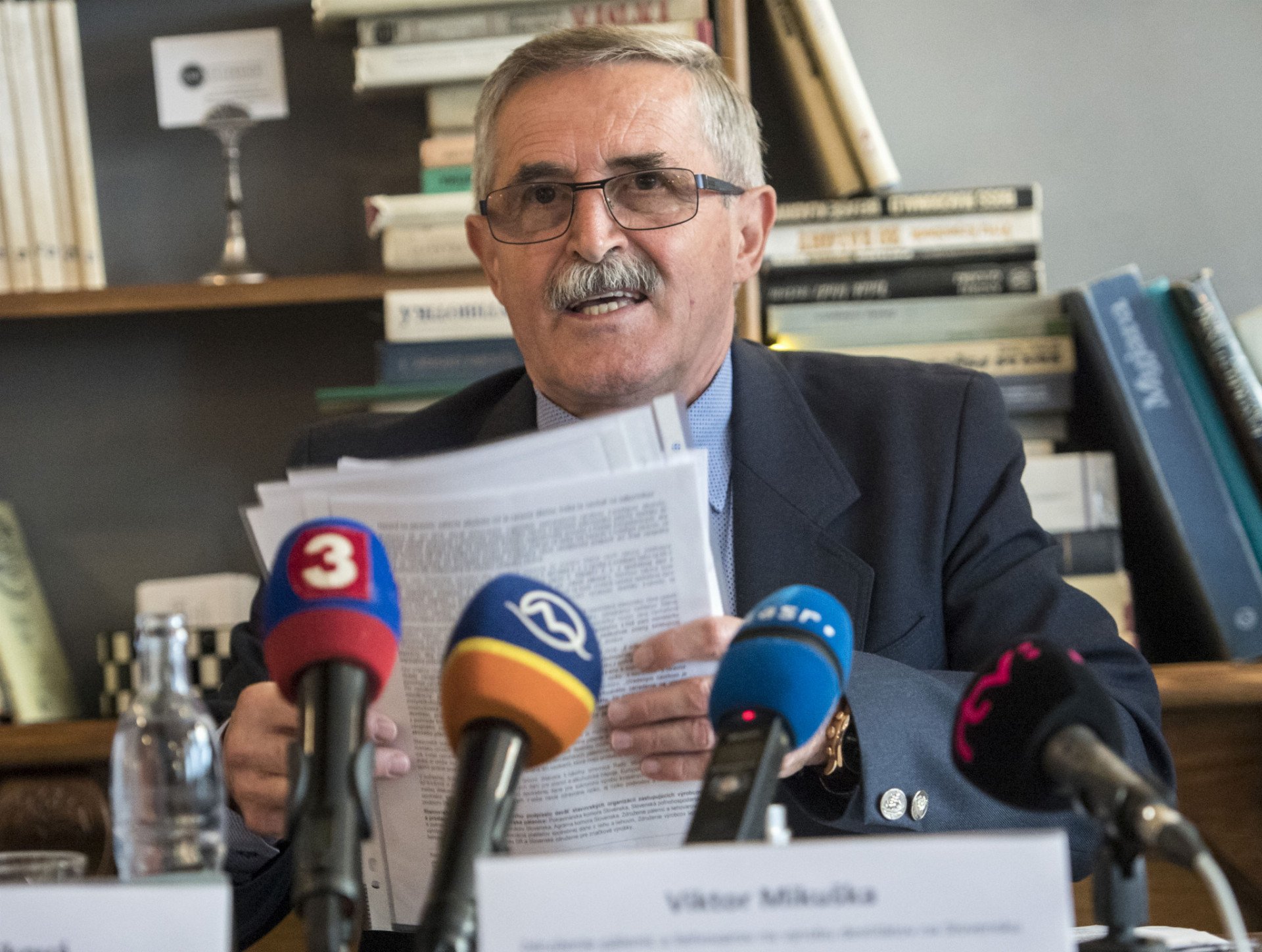 Predseda združenia Páleníc a liehovarov na výrobu destilátov na Slovensku Viktor Mikuška včera varoval pred ohrozením zdravia spotrebiteľov.