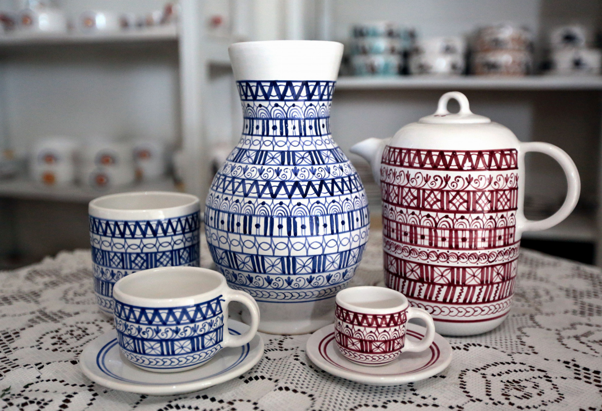 Vzory na keramiky vychádzajú z pôvodného zdobenia modranskej majoliky.
