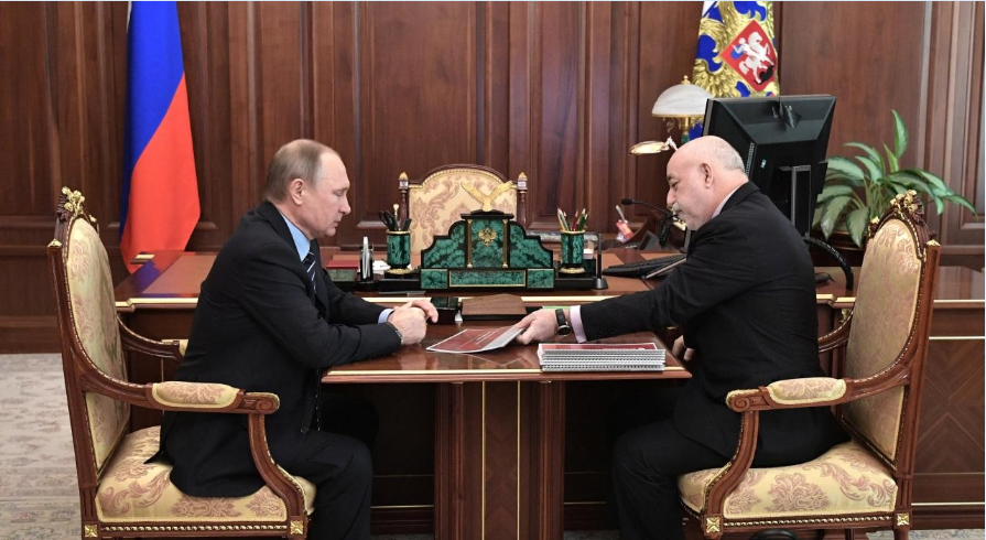 Deviaty najbohatší Rus Viktor Vekselberg žije dlhodobo vo Švajčiarsku. Na snímke (vpravo) je na stretnutí s prezidentom Putinom.