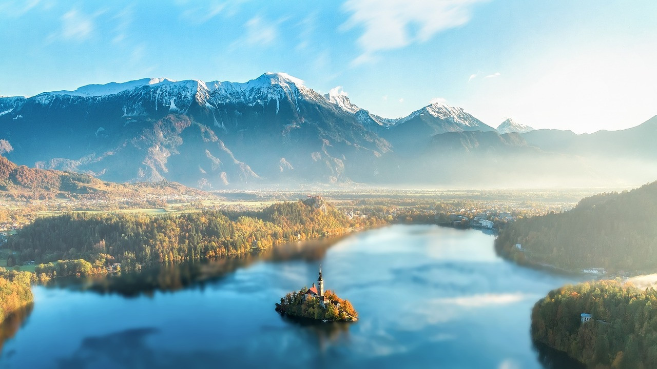 Zatiaľ čo sa veľká časť regiónu vystavuje letným horúčavám, Slovinsko aj počas leta zostáva vďaka svojim jazerám v objatí hôr teplotne miernejšie. Má tiež relatívne spoľahlivú infraštruktúru a poskytuje vysoko kvalitné ubytovacie služby.
Zakladateľ cestovnej spoločnosti Wild Frontiers Jonny Bealby tvrdí, že táto dostupnosť a manévrovateľnosť robí Slovinsko "brilantnou krajinou pre rodinné cesty".
•	Koľko času budete potrebovať: Päť až sedem dní
•	Čo je potrebné vidieť a robiť
Strávte deň alebo dva jazdy v čarovných uliciach Ľubľany a potom navštívte rozprávkové jazero Bled. Voda v jazere je príjemne teplá - až 26 stupňov, čo ho robí jedným z najteplejších alpských jazier. Kúpanie je možné počas celého leta až do septembra.
Nachádza sa tu až 19 druhov rýb a voda v ňom je priezračná do hĺbky niekoľkých metrov. Okolo jazera vedie aj vyše päťkilometrový chodník pre milovníkov túr. 