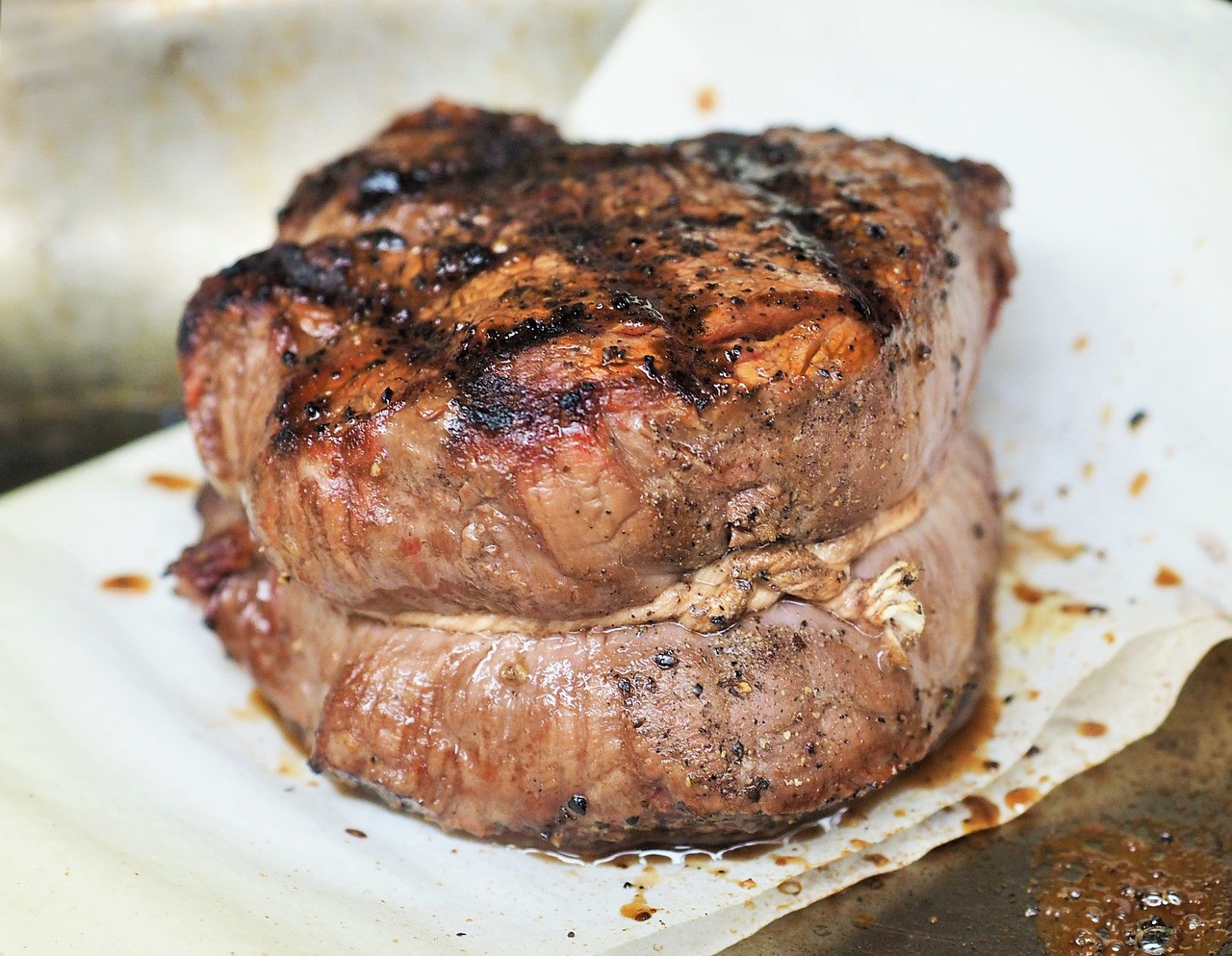 Kto to hovorí? Craig Koketsu, Quality Meats, New York
Prečo: "Filet je  druh chudého mäsa, preto sa aj inak „správa“ na grile, ak ho porovnávame s inými druhmi mäsa. Konkrétne mám na mysli mastnejšie druhy, akým je napríklad ribeye steak.
Obsahuje tuk, ktorý zabezpečí, aby sa mäso dostatočne ugrilovalo ako zvonka. Potom zostane šťavnaté. Zjednodušene povedané, zvonku sa frituje a zvnútra sa varí. 
Filet Mignon je lepšie pripraviť  na panvici, konkrétne liatinove. Tam sa prepečie rovnomerne  a chuť je úplne odlišná. Prípravou na panvici dosiahnete rovnomernú ružovú farbu v celom steaku. Vo všeobecnosti platí to isté aj pre ostatné druhy chudšieho mäsa."