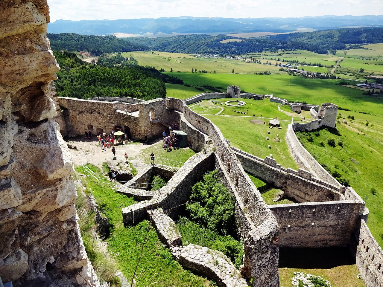 Slávne zasadený na vrchole kopca Spišský hrad ponúka jedinečný pohľad cez nekonečné údolia východného Slovenska. To je prvá vec, prečo Spišský hrad stojí za výlet.
Okrem toho slúži ako pozoruhodné memento turbulentnej minulosti krajiny a je tiež jedným z najväčších hradov v Európe. Napriek tomu, že bol v roku 1780 zničený pri požiari, návštevníci sa môžu vydať po stopách ruín hradu, ktoré sú chránené UNESCO, v blízkosti mesta Spišské Podhradie.
Hneď po návšteve môžu návštevníci navštíviť múzeum, ktoré podrobne opisuje históriu hradu a užiť si úchvatné výhľady z jeho hradieb.
•	Tip: Na okraji Spišského Podhradia leží jedinečné cirkevné mesto Spišská Kapitula, ktoré je tiež patrí pod ochranu UNESCO. Skutočným klenotom tohto komplexu je katedrála sv. Martina, známa ako jeden z najkrajších románskych kostolov na Slovensku.