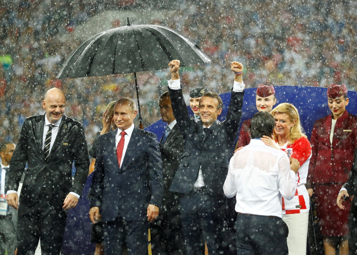 Francúzskeho prezidenta dážď zjavne vôbec nerozladil.