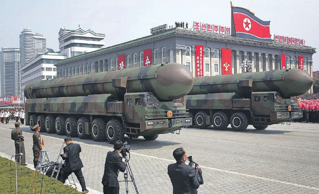 Severokórejský režim na vojenských prehliadkach často predvádza svoje najmodernejšie zbrane.