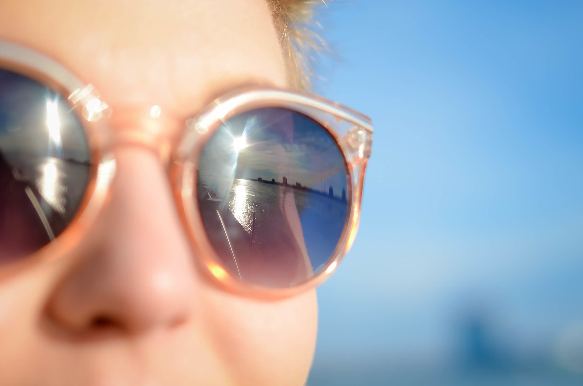 O rizikách spálenia pokožky sa toho popísalo už mnoho, ale vedeli ste, že slnko môže ublížiť aj očným buľvám? Nazýva sa to fotokeratitída a môže nastať už po niekoľkých hodinách po vystavení silnému slnku. 

Ak pravidelne nenosíte slnečné okuliare, vystavujete sa aj riziku sivého zákalu, makulárnej degenerácie a výrastkov na oku. Nedávny prieskum zistil, že iba 31 percent ľudí nosí slnečné okuliare s ochranou proti UV žiareniu vždy, keď idú von, a iba 44 percent ich nosí na pláži. Tento typ poškodenia je však „kumulatívny a nezvratný“. Takže dôsledne noste slnečné okuliare s ochranou proti UVA a UVB.
