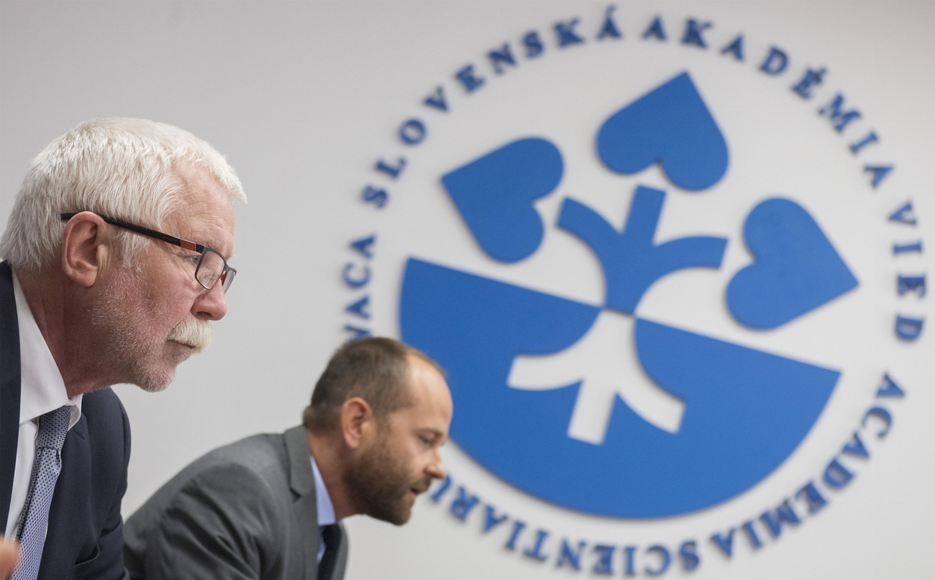 Predseda Slovenskej akadémie vied Pavol Šajgalík (vľavo) zvažuje právne kroky voči ministerstvu.