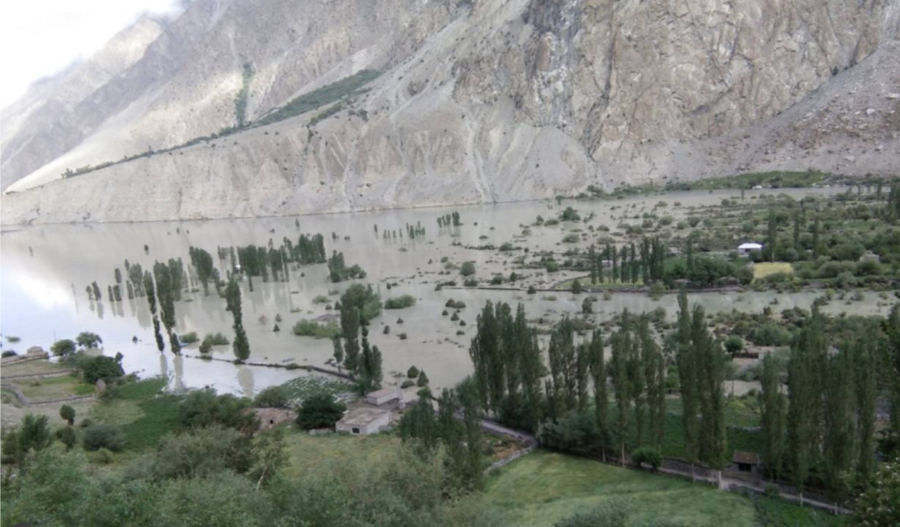Pohľad na dedinku Badswat po tom, čo ich zaplavila voda z ľadovcového jazera. Zdroj: Thompson Reuters Foundation.