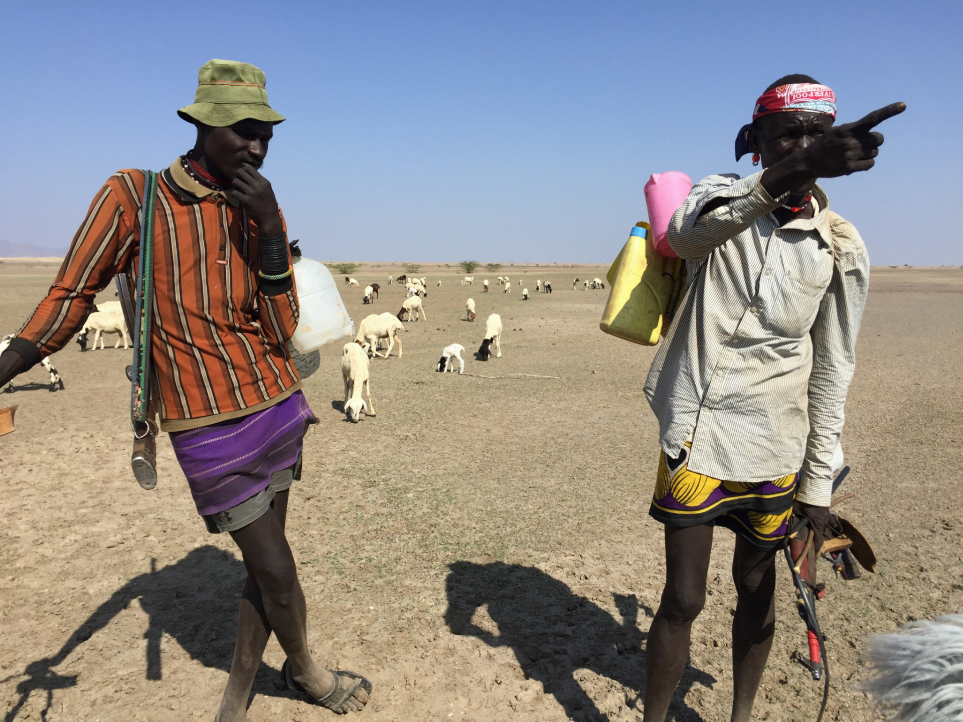 Pastieri dobytka pri jazere Turkana v severozápadnej Keni si na ryby nepotrpia.