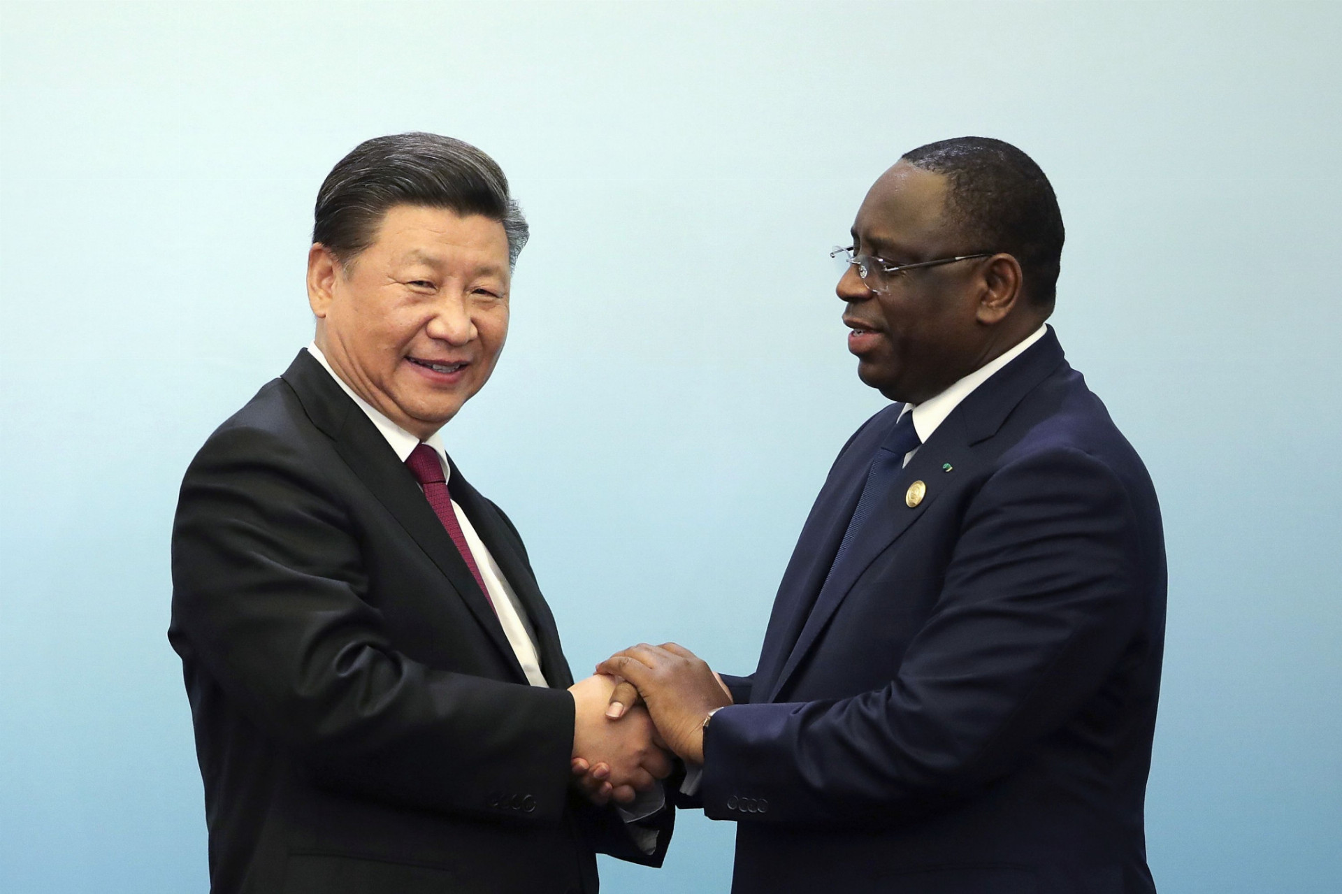  Čínsky prezident Si Ťin-pching (vľavo) si podáva ruku so senegalským prezidentom Mackym Sallom počas tlačovej konferencie na Fóre Čínsko-africkej spolupráce 