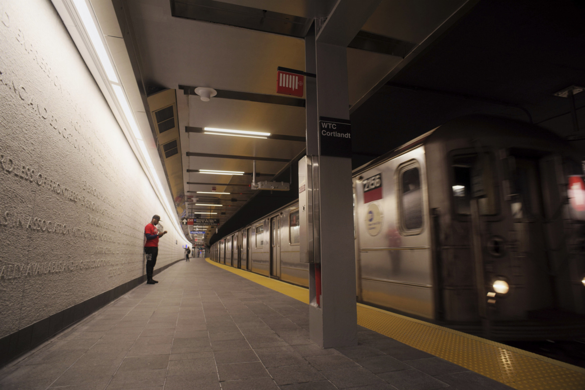 Cestujúci čakajú na stanici metra WTC Cortlandt 8. septembra 2018 v New Yorku. Po takmer 17 rokoch v New Yorku znovu otvorili stanicu metra, ktorá bola zničená 11. septembra 2001 pri teroristickom útoku na USA. Stanica metra Cortlandt Street linky 1 bola pochovaná pod troskami po náraze lietadiel do budov newyorského Svetového obchodného centra (WTC) prezývaných Dvojičky. Prvý vlak na novej stanici metra, ktorú premenovali na WTC Cortlandt, zastavil v sobotu napoludnie.