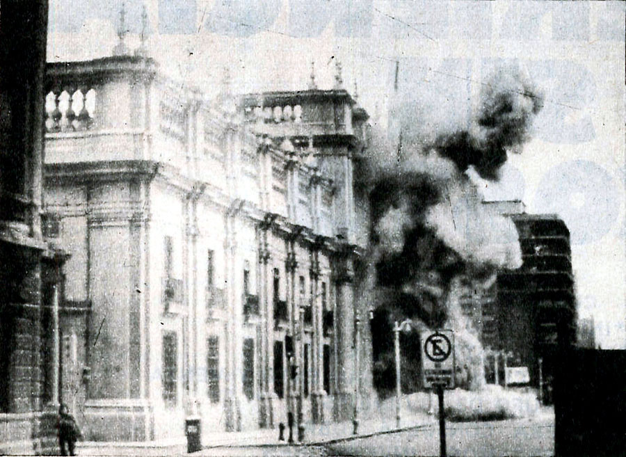Prezidentský palác La Moneda v Santiagu sa stal počas štátneho prevratu miestom ťažkých bojov, pučistom sa ho dlho nedarilo dobyť.