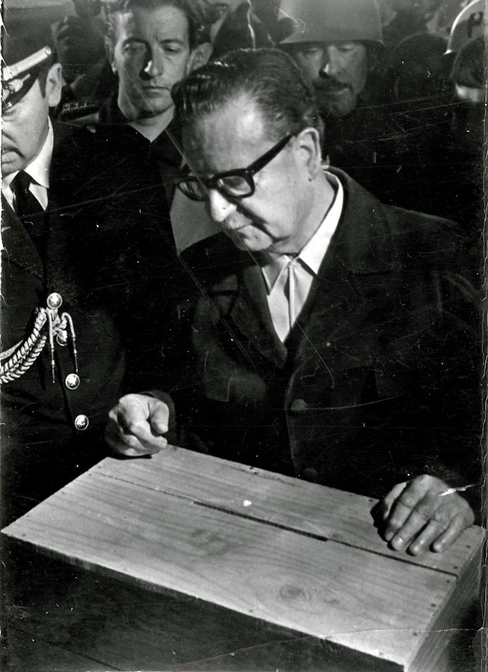 Čilský prezident Salvador Allende počas parlamentných volieb v marci 1973.