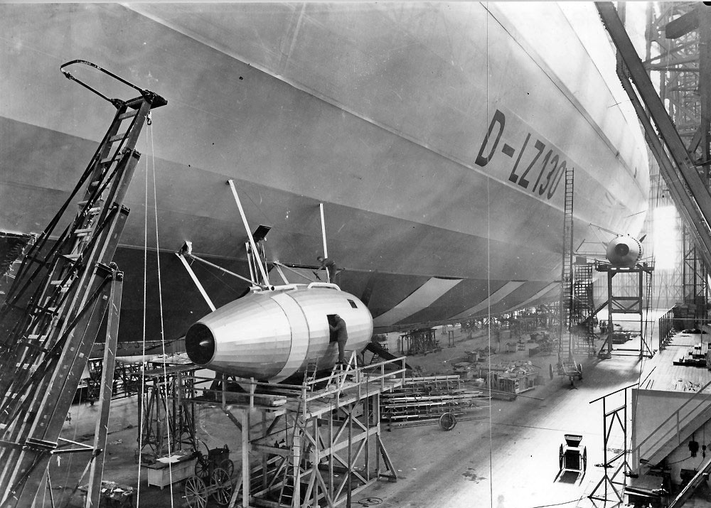 Vzducholoď Graf Zeppelin II v hangári.