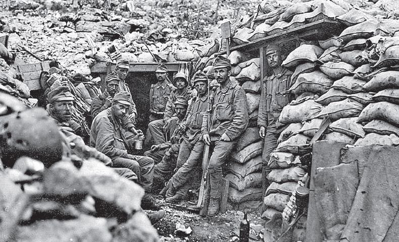 Rakúsko-uhorskí vojaci v zákopoch prvej svetovej vojny. Po viac než štyroch rokoch jej už mali dosť, v armáde sa množili vzbury a dezercie.