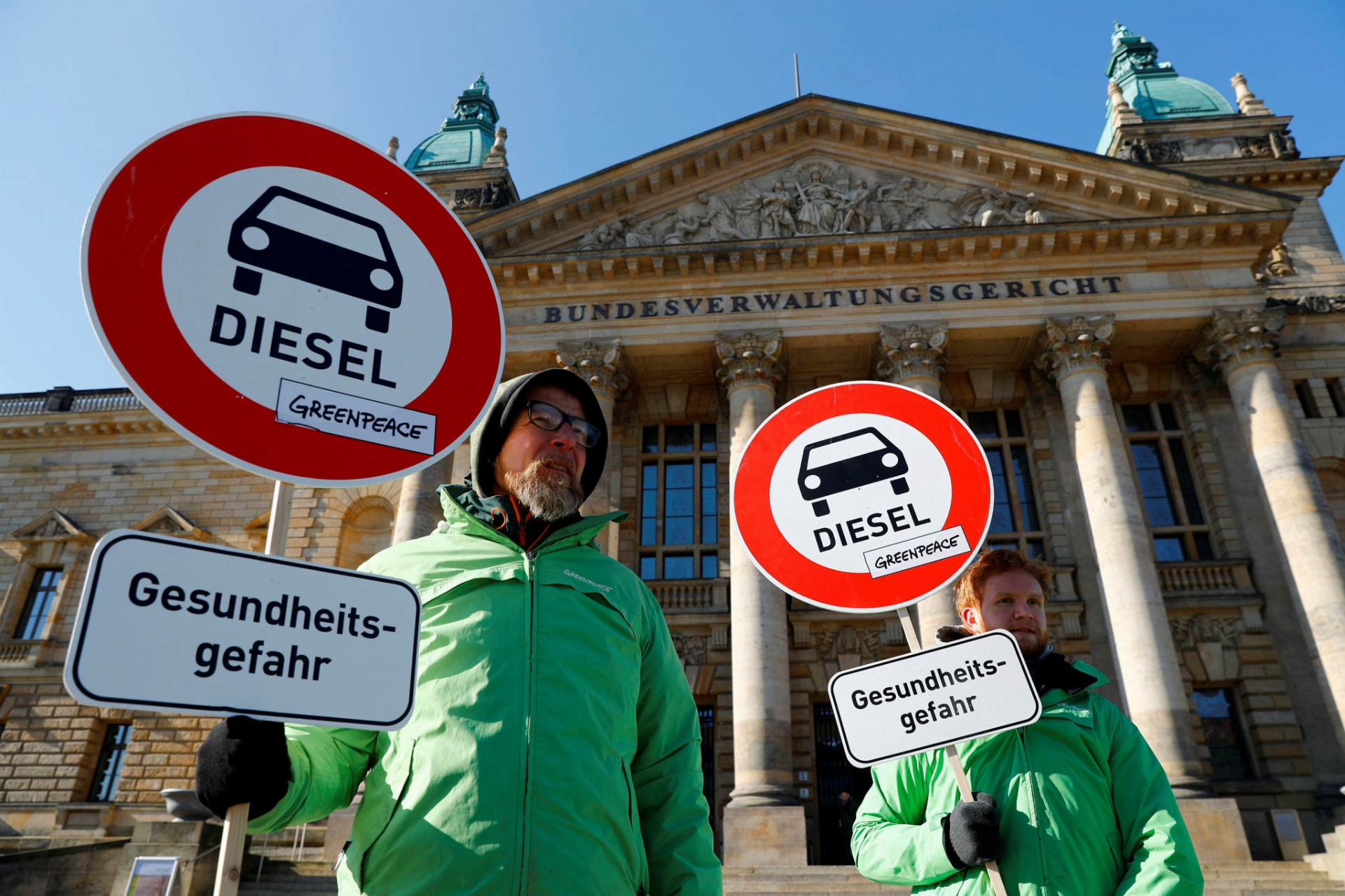 Ekologickí aktivisti Greenpeace protestujú pred federálnym správnym súdom v Nemecku skôr, než rozhodne, či nemecké právo poskytuje právny základ pre mestá, aby zakázali naftové automobily na zníženie znečistenia ovzdušia v Lipsku v Nemecku.