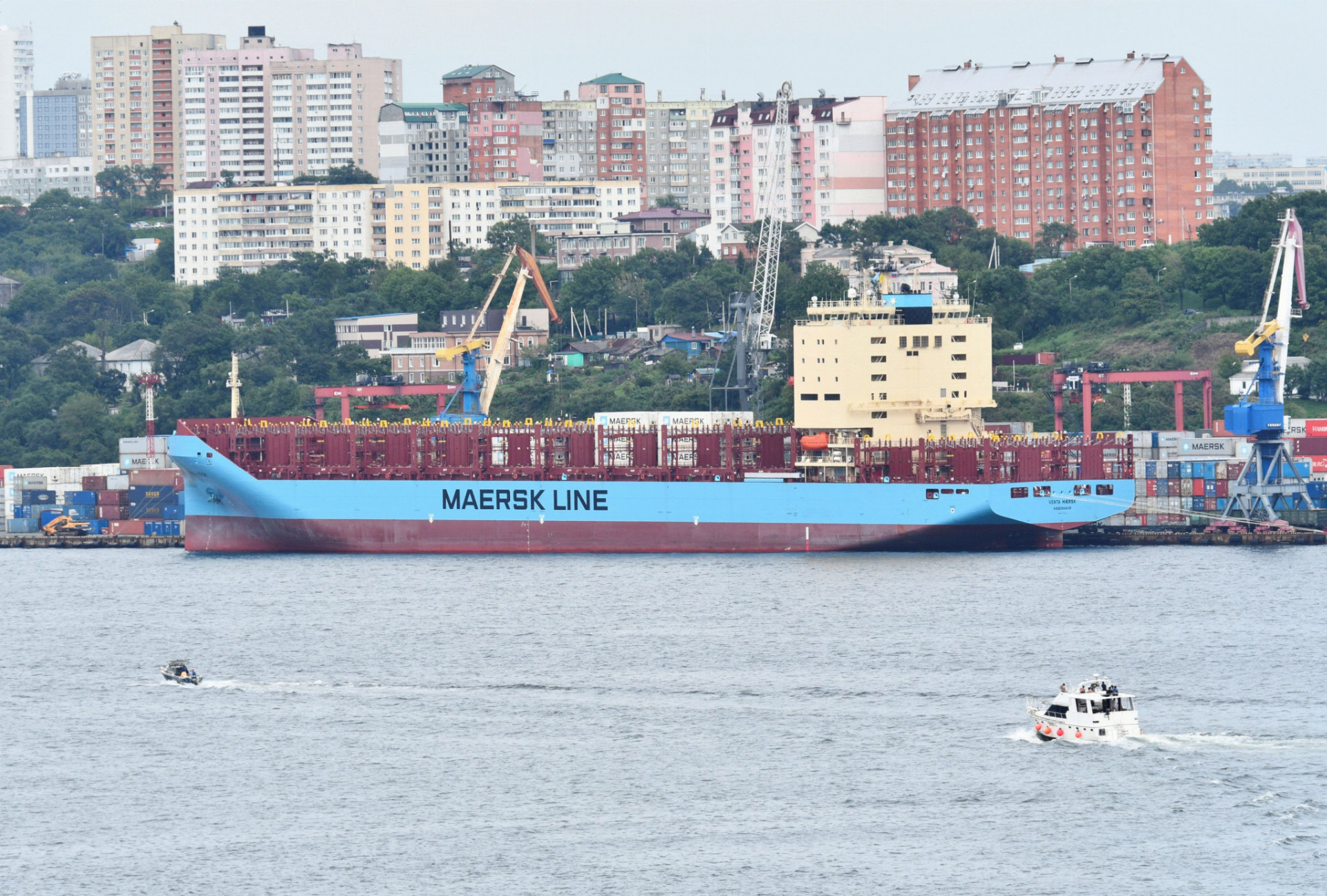 Loď Venta Maersk pri vyplávaní z Vladivostoku.