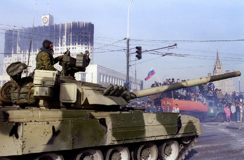 Tanky pred budovou ruského parlamentu na jeseň 1993.