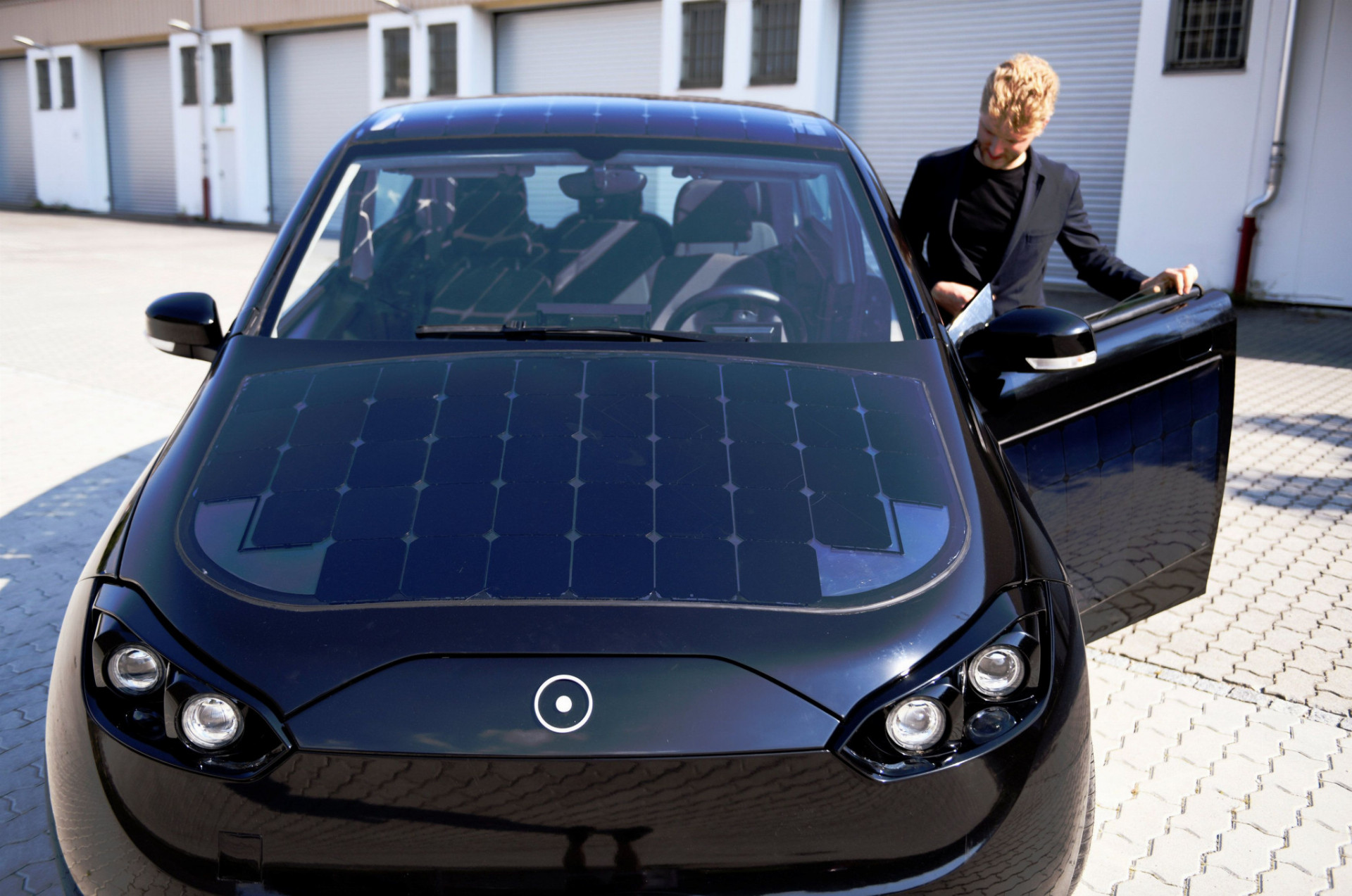 Nemecká automobilka Sono Motors experimentuje s inštaláciou solárnych panelov priamo na karosériu auta.