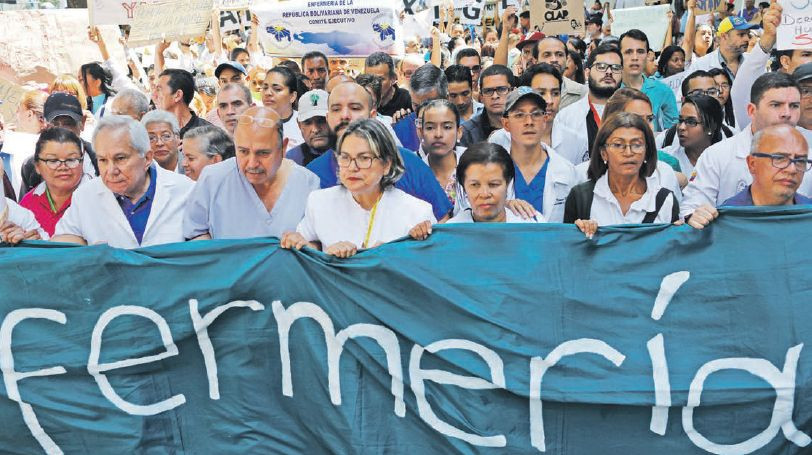 Zdravotnícki pracovníci uskutočnili minulý mesiac v Caracase protest proti masívnym škrtom v sektore a požadovali vyššie mzdy.