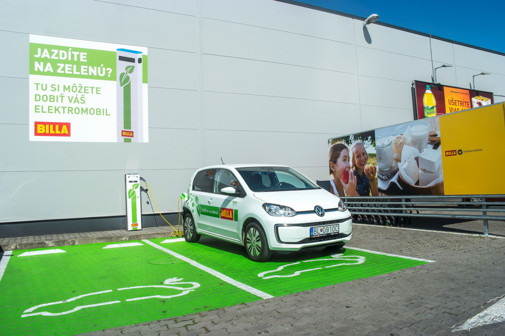 Elektroautá si môžu zákazníci za pár minút nabiť aj na parkoviskách pri niektorých hyper- a supermarketoch.