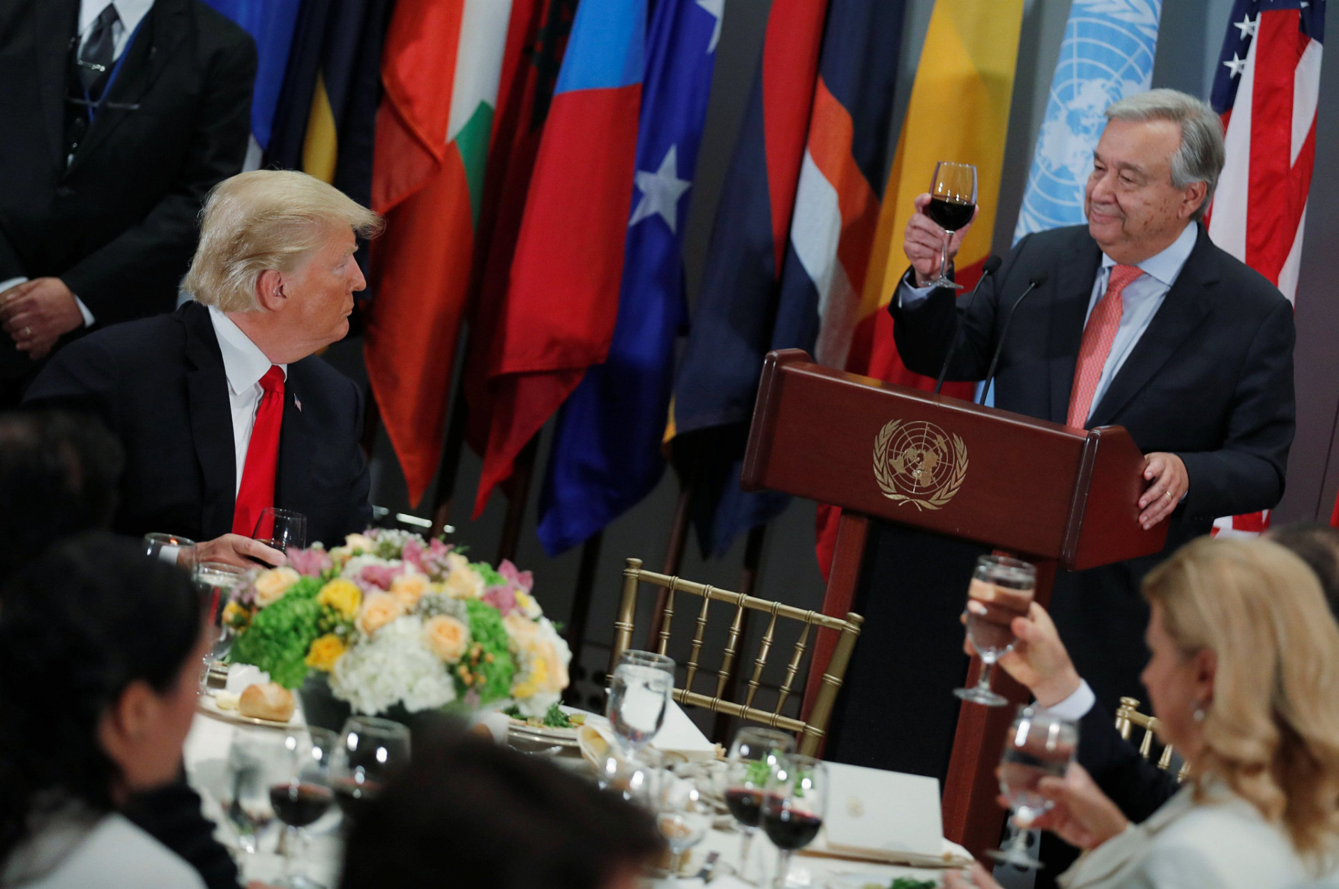 Americký prezident Donald Trump sa prizerá prípitku generálneho tajomníka OSN Antónia Guterresa počas 73. zasadania Valného zhromaždenia.