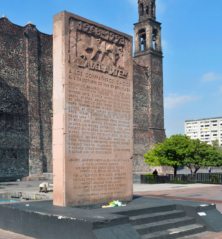 Pamätník obetiam brutálneho zásahu proti demonštrantom z roku 1968 na námestí Troch kultúr v hlavnom meste Mexika.