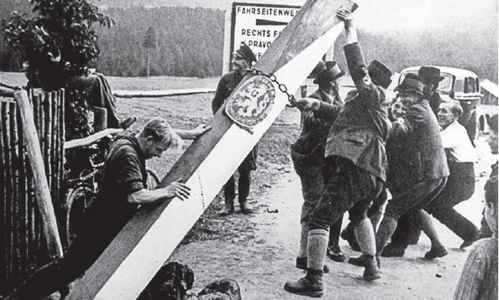 Sudetskí Nemci odstraňujú po prijatí Mníchovskej dohody československý hraničný stĺp.