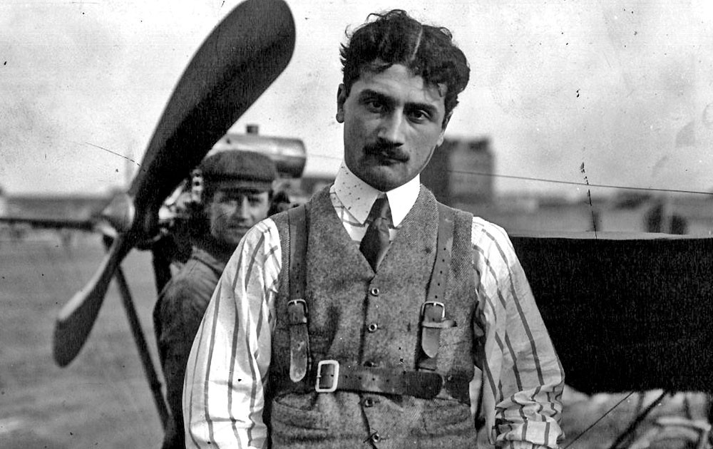 Garrosova letecká kariéra odštartovala v roku 1909, keď začal lietať na jednoplošníku Santos Dumont Demoiselle.