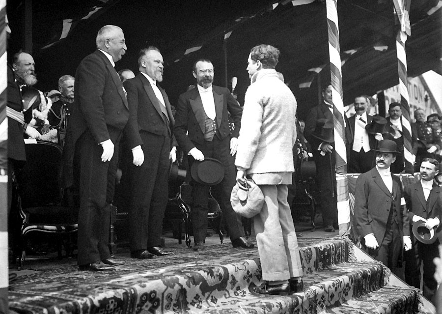 Po tom, ako Roland Garros ako prvý preletel Stredozemné more, ho prijal francúzsky prezident Raymond Poincaré.