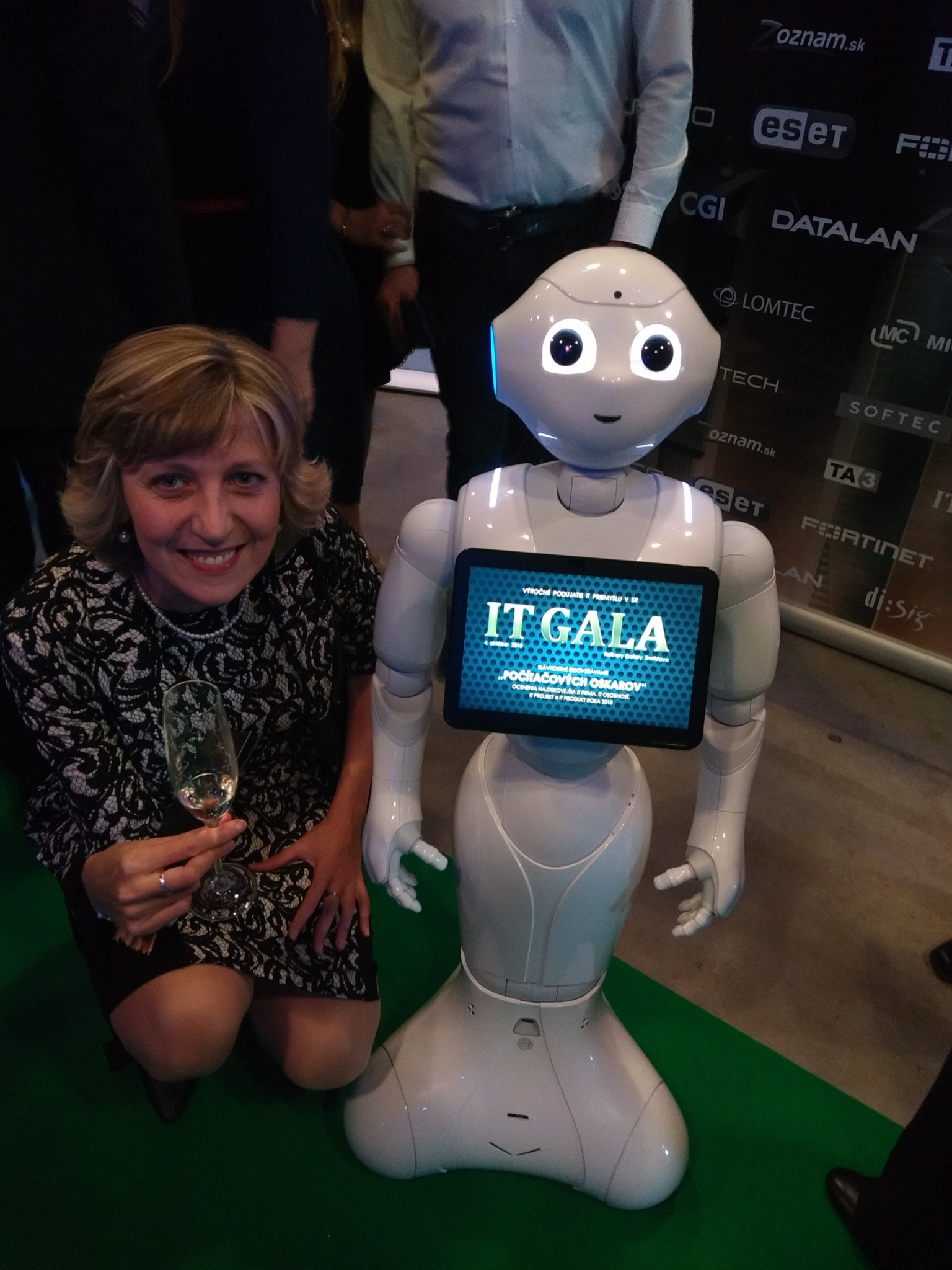 Hostí na 18. ročníku IT Gala 2018 vítal robot Pepper.