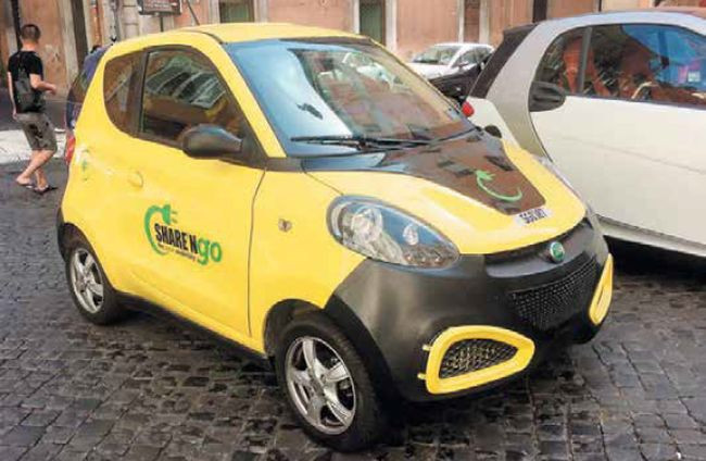 Elektrické auto automobilky ZhiDou určené na car-sharing v uliciach Ríma.